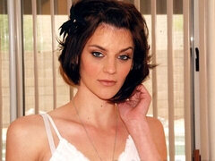 18 ans, Grosse bite, Sucer une bite, En levrette, Seins naturels, Cheveux courts, Maigrichonne, Adolescente