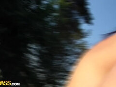 큰 가슴, 흑갈색 머리, 수음, 야외의, 피어싱, 문신, 장난감들