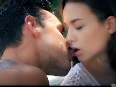 Pijpbeurt, Bruinharig, Harig, Natuurlijke tieten, Buiten, Mager, Tiener, Tieten likken