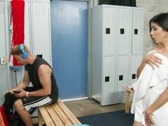 Babe, Velik kurac, Fafanje, Rjavolaska, Hardcore, Lizanje, Tuširanje, Mokra