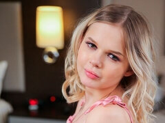 Testes gyönyörű hölgy, Hatalmas hátsó, Szőke, Cumizás, Kézimunka, Maszti, Sztrippelés, Tini