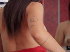 Amatorka, Wytrysk, Styl na pieska, Masturbacja, Naturalne cycki, Cipka, Tatuaż, Cycki