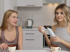 18 éves, Hd, Leszbikus, Filigrán alkatú, Tini