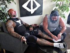 Amateur, Couple, Fétiche, Fétiche des pieds, Homosexuelle, Muscle, Fumer, Tatouage