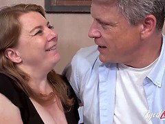 Grosse titten, Britisch, Reif, Orgasmus, Rau, Schreiend, Flotter dreier, Ehefrau