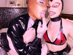 Cul à la bouche, Bondage domination sadisme masochisme, Femme dominatrice, Humiliation, Lesbienne, Cheveux courts, Jarretelles, Strapon