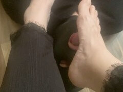 Niki Love wants you to worship her feet and savor her toes