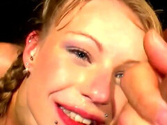 18, Avsugning, Bukkake, Sperma i munnen, Gangbang, Tatuering, Tonåring