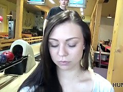 Watch Br�nette saugt Schwanz & gives Muschi a BJ for Bargeld's sake in POV