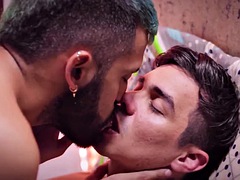 Amatéři, Stříkání spermatu, Nohy, Fetiš nohou, Gay, Líbání, Latinské, Masturbace