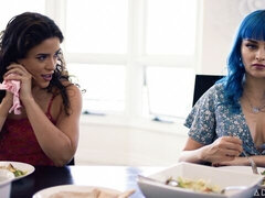 Gros cul, Gros seins, Interracial, Embrassement, Lesbienne, Rasée, Maigrichonne, Dénudage