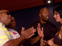 Stor pik, Store bryster, Sort, Pik sutte, Brunette, Sædskud, Naturlige bryster, Udendørs