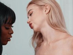 Tyłek, Lizanie dupy, Sypialnia, Blondynka, Całować, Lizanie, Tatuaż, Stringi