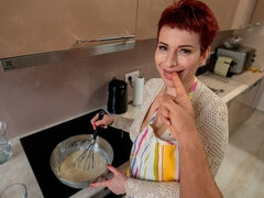 Grosse bite, Gros seins, Sucer une bite, Cuisine, Seins naturels, Rousse roux, Cheveux courts, Maigrichonne