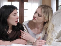 Blonde, Collège université, Lesbienne, Léchez, Orgasme, Chatte, Adolescente, Plan cul à trois