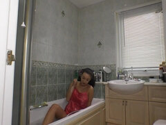 Kisbaba, Fürdőszoba, Angol, Kebles, Egyedül, Begyek, Szoknya alatti, Nedves