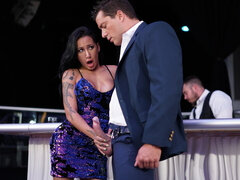 Sucer une bite, Brunette brune, Club, Tir de sperme, Gorge profonde, Robe, Public, Chevaucher