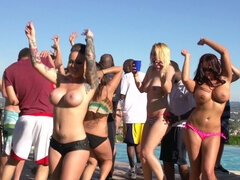 Tetas grandes, Mamada, Coche, Grupo, Sexo duro, Tetas naturales, Trio, Esposa