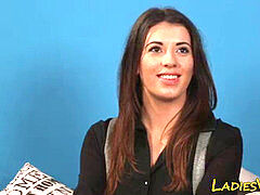 Ruskeahiuksinen, Nainen pukeissa mies alasti, Nais alistaja, Korkokengät, Nöyryytys, Sukkahousu