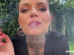 Amatör, Brunett, Femdom, Fetisch, Hd, Röker, Svälja, Tatuering