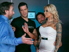 Stor stjärt, Stor kuk, Blondin, Avsugning, Sperma shot, Dubbelpenetrering, Tatuering, Trekant