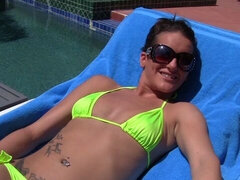 Bikini, Kuřba, Brunetka, Honění, Prirodzené prsia, Vychudnutá, Kozičky, Zastarané