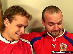 Blondine, Oma, Handjob, Reif, Mutti, Realität, Strümpfe, Flotter dreier