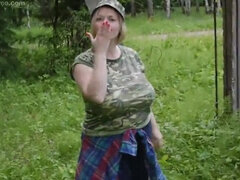 Iso kaunis nainen, Isot tissit, Eurooppalainen, Vanhempi, Luonnolliset tissit, Ulkona, Julkinen, Punapää