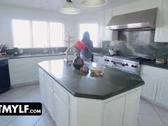 Gros seins, Sucer une bite, Plantureuse, En levrette, Hard, Mère que j'aimerais baiser, Jarretelles, Nénés