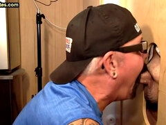 Enthousiasteling, Pijpbeurt, Daddy, Diep in de keel, Homo, Handbeurt, Slikken, Tatoeage