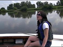 Beauté, Sucer une bite, Brunette brune, Tromperie, Tchèque, Hard, Pov, Public