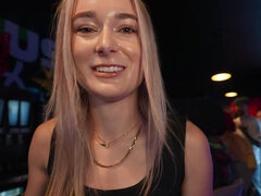 Blondýna, Kuřba, Sperma v puse, Stříkání spermatu, Dávení penisem, Na pejska, Přírodní prsa, Různé pohledy