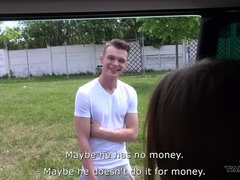 Μελαχροινή, Τσέχα, Ακραίος, Γυαλιά, Σκληρό, Δημόσιο, Καταπίνω, Τρίο