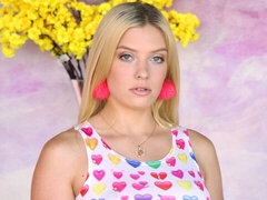 Bitchy blonde babe Giselle Palmer likes intensive anal penetration