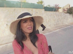 Culo grande, Verga grande, Tetas grandes, Mamada, Morena, Estilo perrito, Latina, Al aire libre