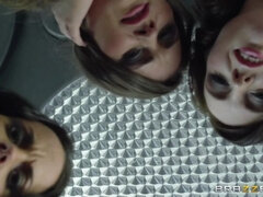 Velké kozy, Černé, Brunetka, Femdom, Přírodní prsa, Různé pohledy, Realita, Teenka