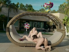 Tyłek, Blondynka, Brunetka, Lizanie, Naturalne cycki, Na wolnym powietrzu, Drobna, Tatuaż