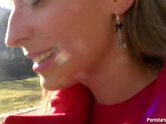 Blondine, Blasen, Aufs gesicht abspritzen, Brille, Handjob, Pov, Öffentlich, Realität