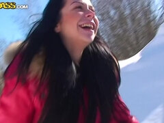 Brunetka, Výprask, Piercing, Tetování