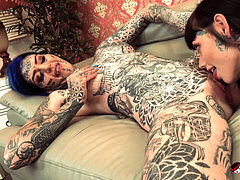 Азиатки, Каблуки, Лесбиянка, Страпон, Тату, Игрушки