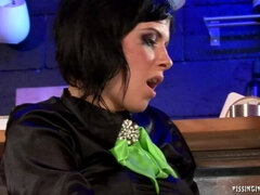 2 femmes 1 homme, Nue, Orgie, Public, Douche, Jarretelles, Suçant, Nénés