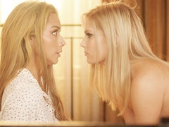 Blondína, Prstovanie, Bozkávanie, Lesbické, Spodná bielizeň, Prirodzené prsia, Teenka, Kozičky