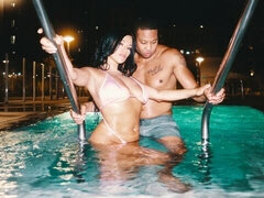 큰 엉덩이, 큰 음경, 큰 가슴, 오랄섹스, 흑갈색 머리, 도기스타일, 다른 인종간의, 밀프