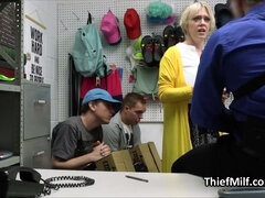 Sucer une bite, Brunette brune, Tromperie, Hard, Mature, Mère que j'aimerais baiser, Bureau, Espionne