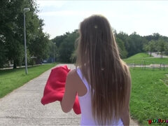 Arsch, Tschechisch, Freundin, Lecken, Im freien, Muschi, Rock, Titten