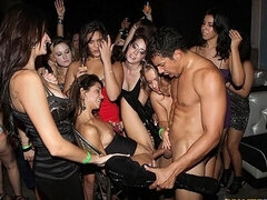 Grote kont, Grote lul, Pijpbeurt, Hondjeshouding, Natuurlijke tieten, Feest, Tiener, Tieten likken