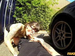 Enthousiasteling, Anaal, Pijpbeurt, Sperma shot, Hondjeshouding, Sperma in gezicht, Buiten, Uniformpje