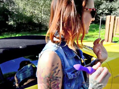 Anal, Voiture, De plein air, Petite femme, Public, Espagnole, Tatouage, Jouets