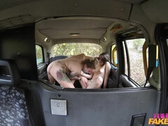 Amateur, Lamer culo, Coche, Hembra, Penetracion con dedos, Lesbiana, Al aire libre, Coño