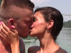 Sucer une bite, Petit ami, Brunette brune, Couple, Tir de sperme, Embrassement, Petite femme, Maillot de bain